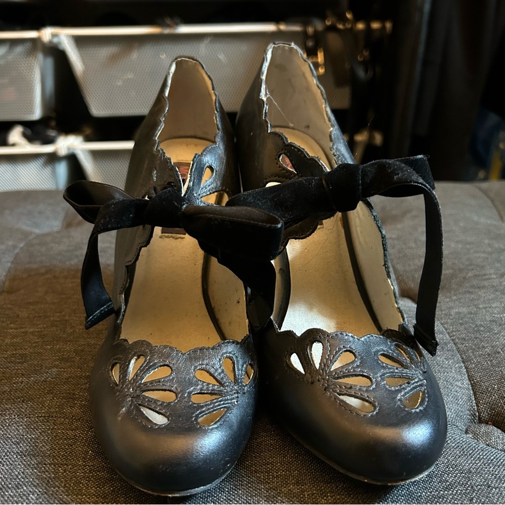 Mojo Moxy Black Heels with Vintage Cutout Design